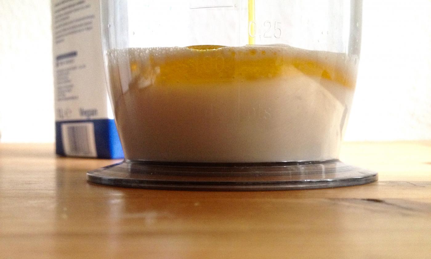 Leche de soja y aceite de cánola poco antes de la preparación de la «Nata de soja».