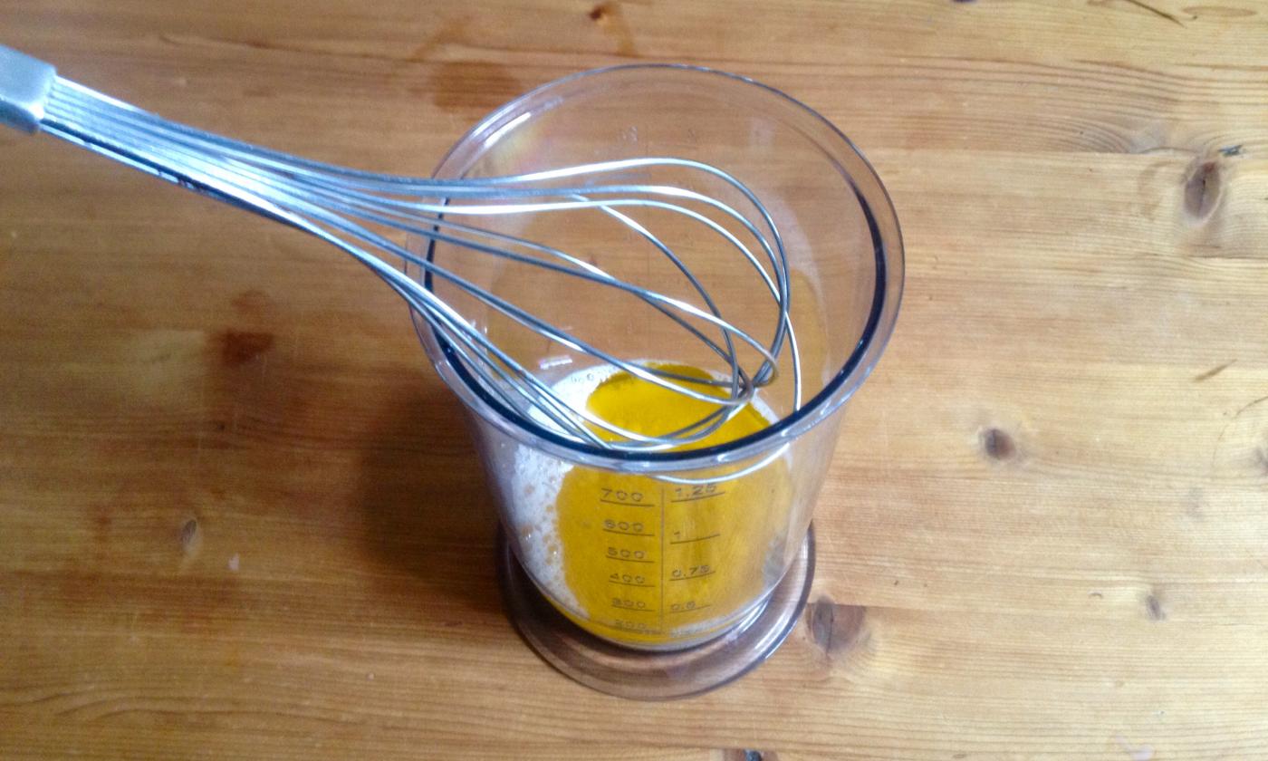 Ingredientes para elaborar «Nata de soja con aceite de cánola» con un batidor de mano.