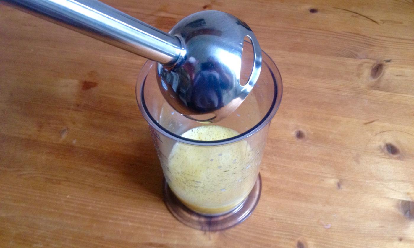 Ingredientes para elaborar «Nata de soja con aceite de cánola» con una batidora eléctrica.