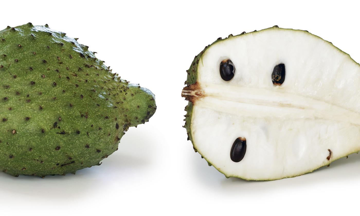 Annona muricata (frutto di soursop) - parte del frutto intero - e tagliata a metà a destra. Annona muricata (frutto di soursop) - parte del frutto intero - e tagliata a metà a destra.