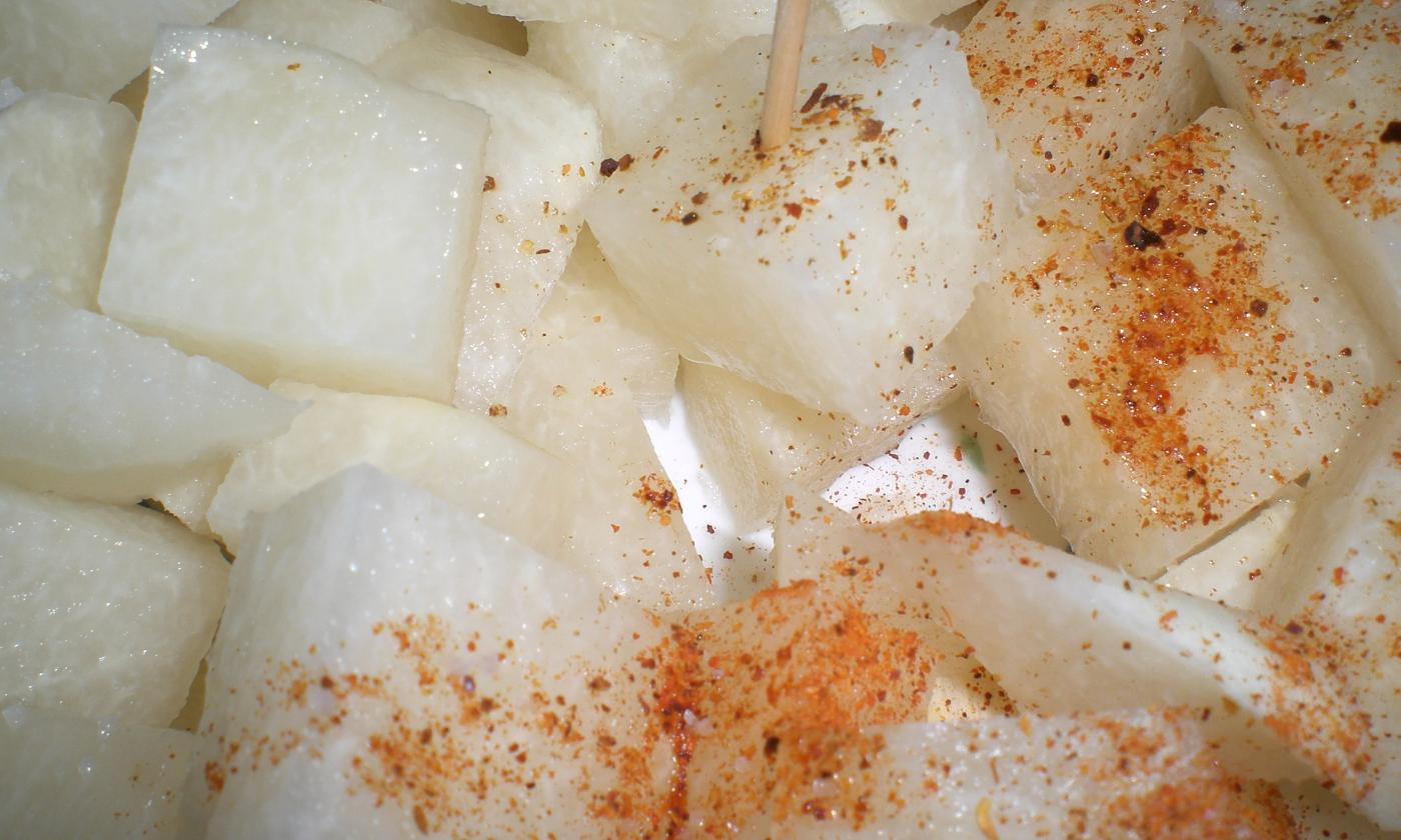 Нарезанные кубиками и очищенные сырые ямс-бобы (jícama) подаются со специями в качестве закуски.