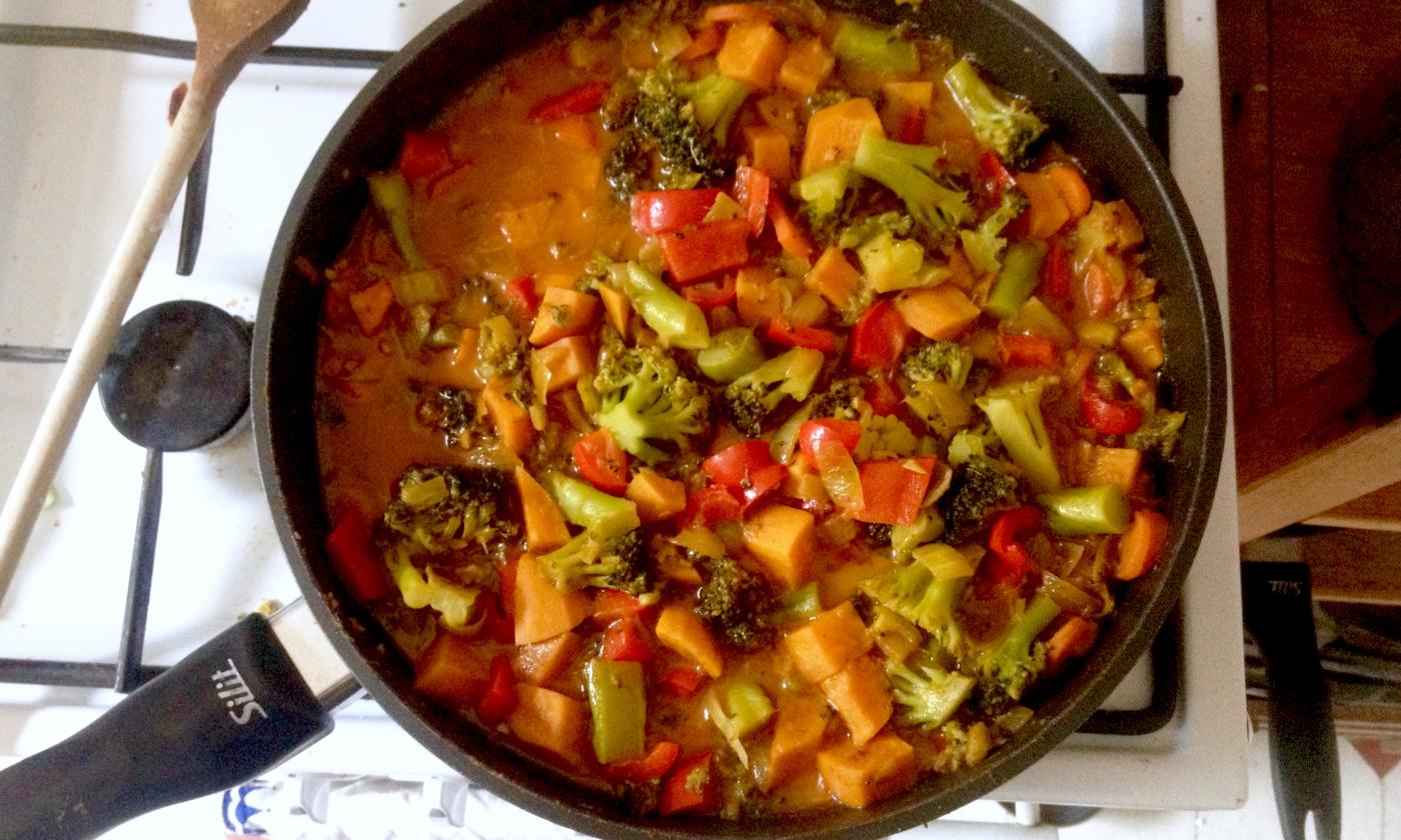 Fertiges Thai-Curry in der Pfanne