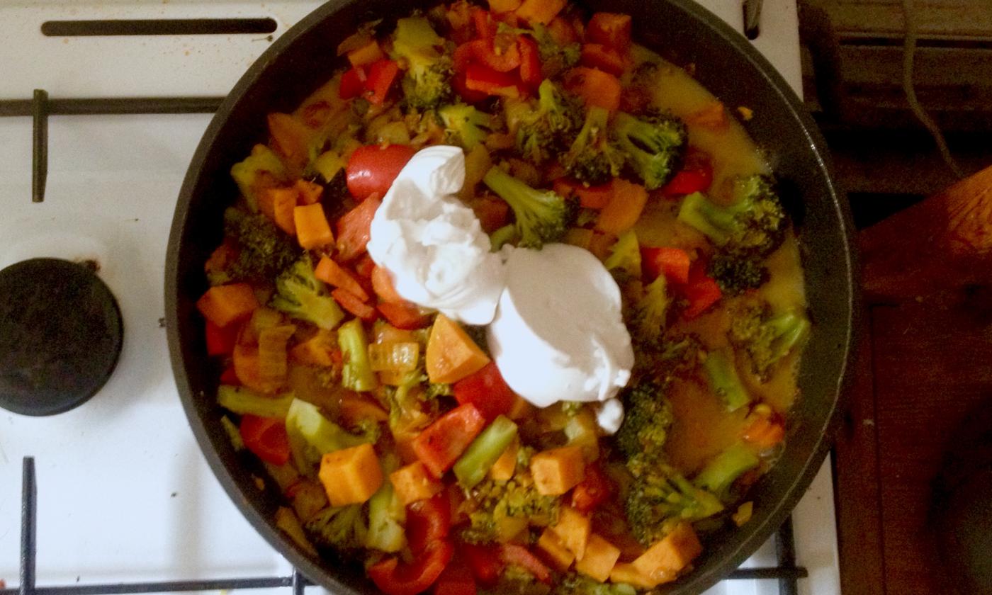 Zugeben der Kokosmilch (inkl. noch nicht geschmolzener fester Anteil der Kokosmilch)