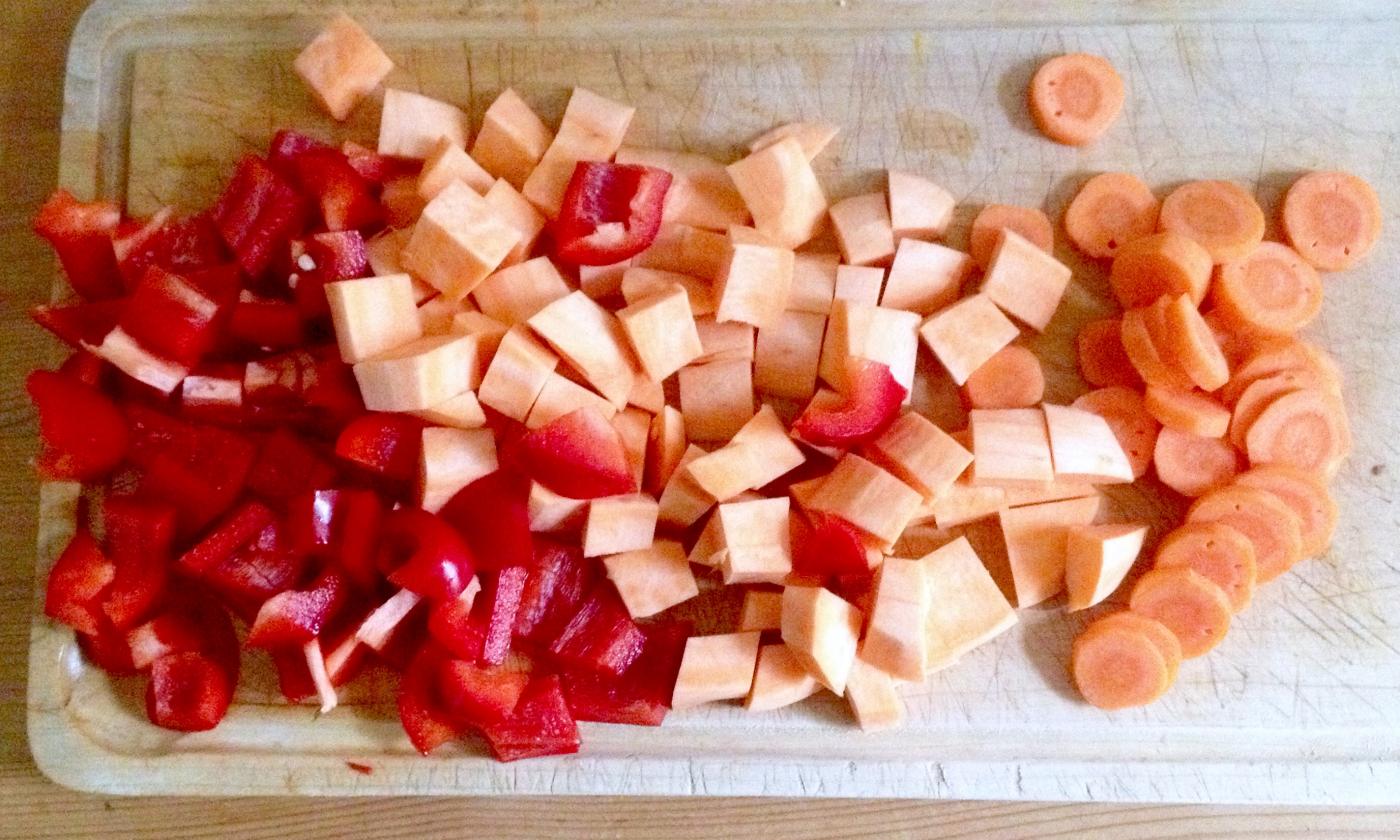 Gewürfelte Paprika, Süßkartoffel und Karotte