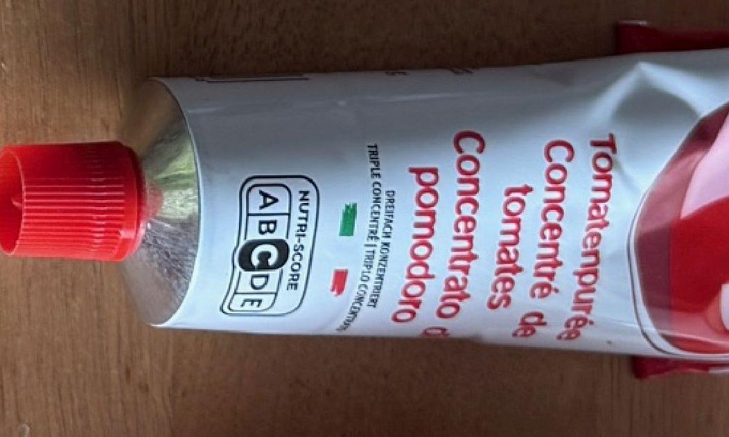 Tomatenmark 3fach konzentriert - Solanum lycopersicum - hier in Tube. Tomatenmark 3fach konzentriert - Solanum lycopersicum - hier in Tube.