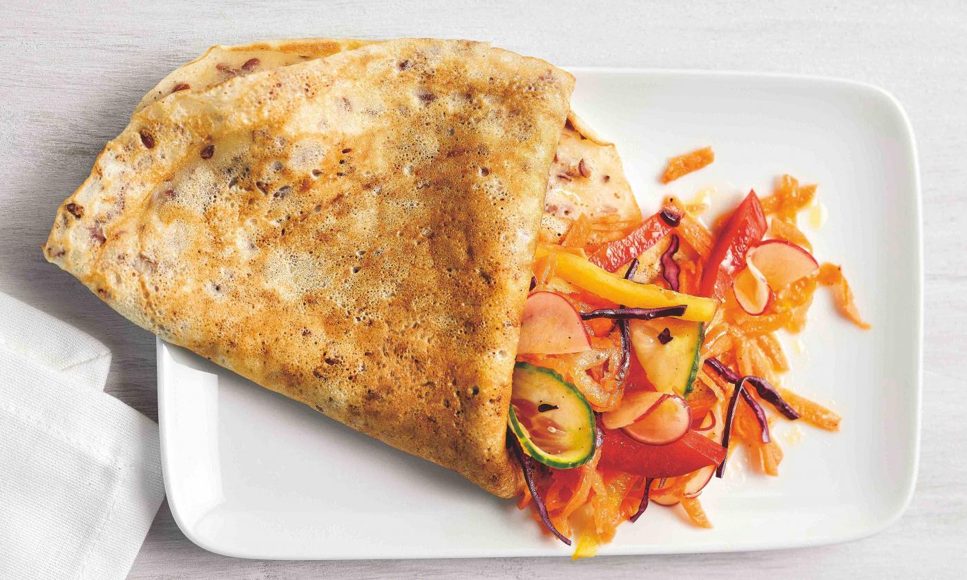 Recipe picture "Flaxseed wholemeal crêpes with raw vegetable salad" from "Eating against arthritis...", p. 160.