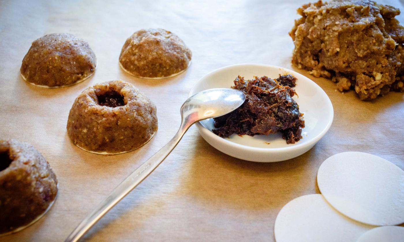 На картинке показан 4-й этап приготовления сыро-веганских пряников Элизе.