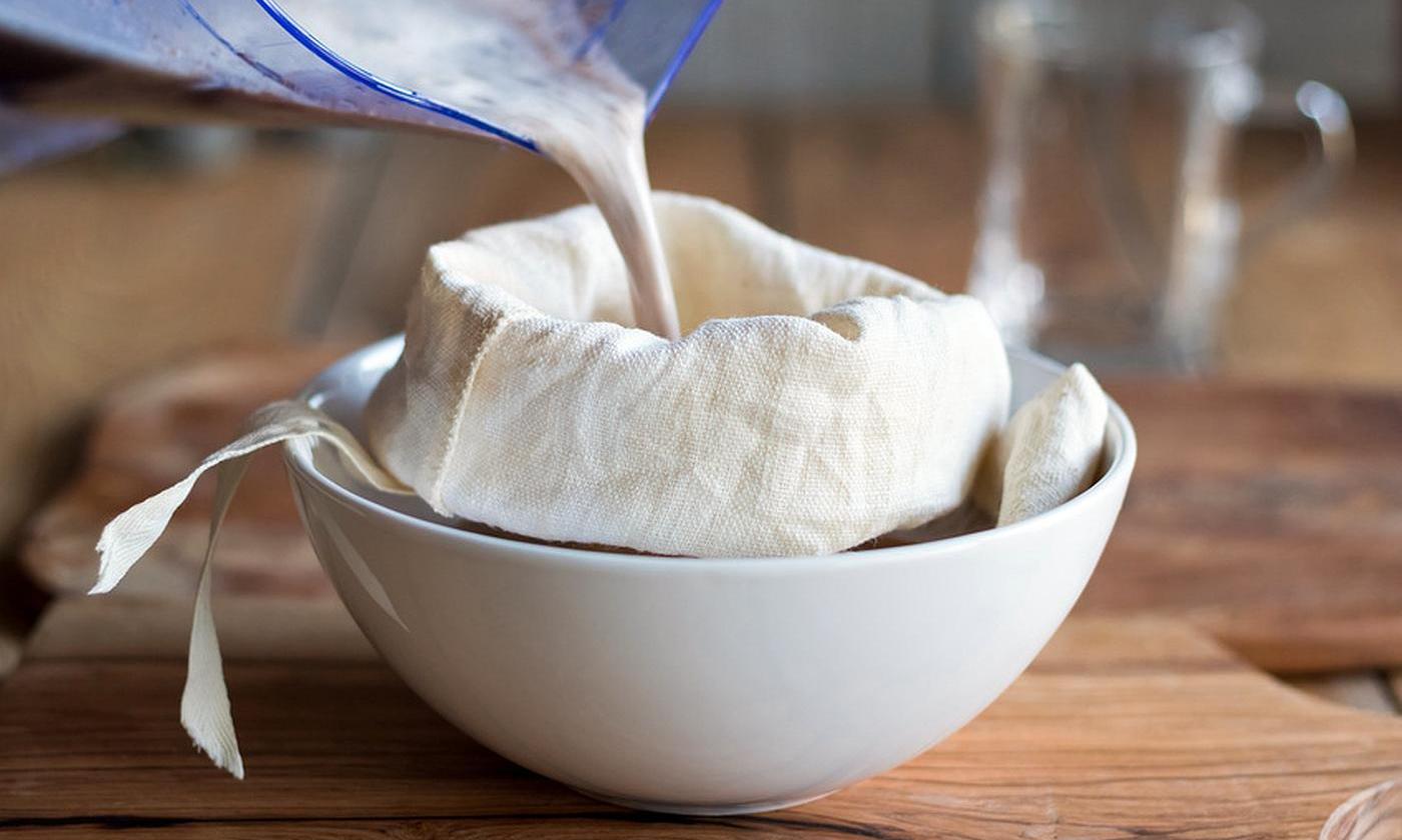 Haselnussmilch herstellen (1): Nüsse einweichen, im Mixer pürieren, Masse durch ein Tuch passieren. Haselnussmilch herstellen (1): Nüsse einweichen, im Mixer pürieren, Masse durch ein Tuch passieren.