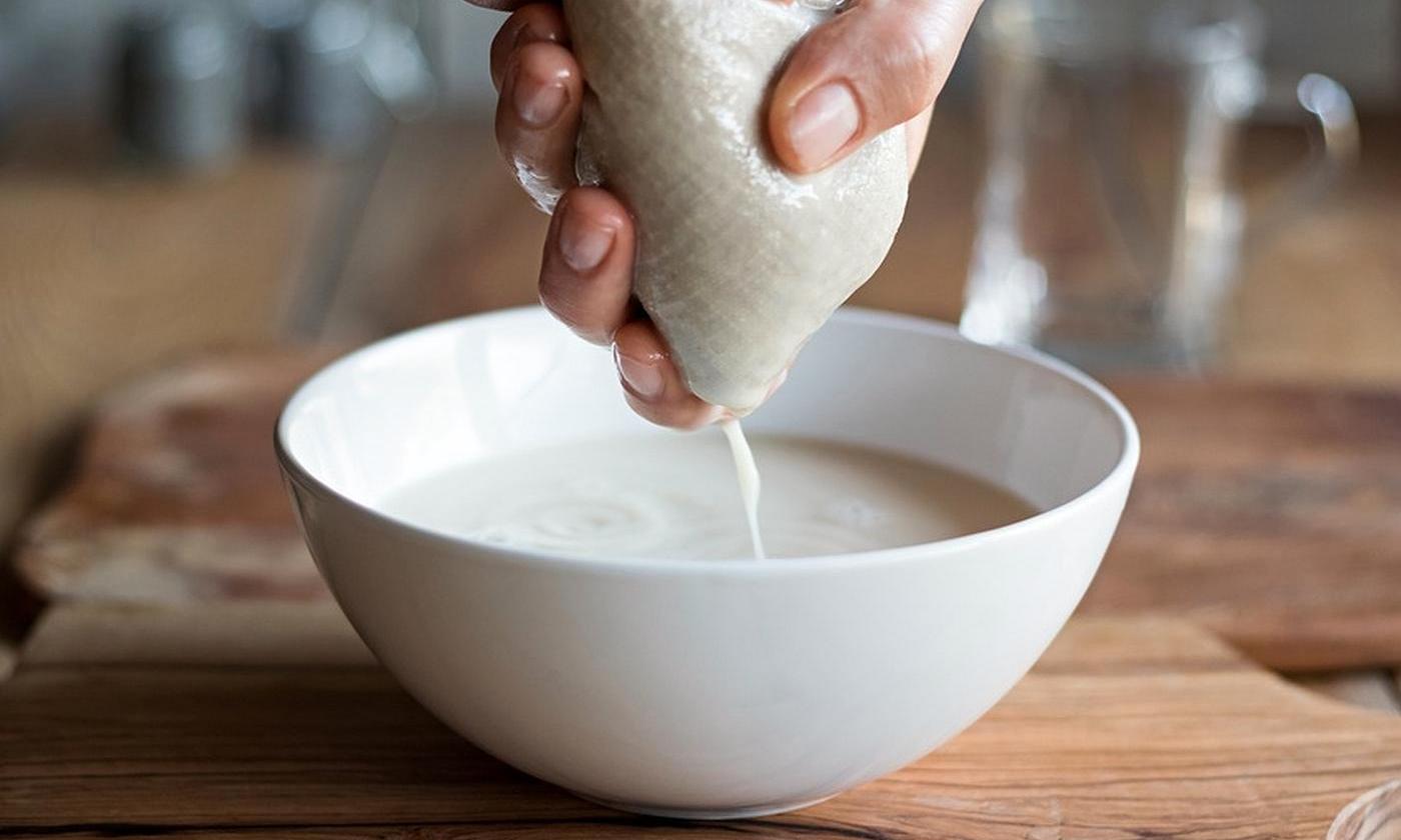 Sojamilch pürieren (passieren) nach Einweichung und Mixer: Schritt 2 Masse auspressen. Sojamilch pürieren (passieren) nach Einweichung und Mixer: Schritt 2 Masse auspressen.