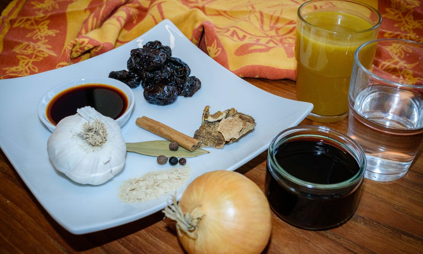 Ингредиенты для «Зимнего веганского соуса с черносливом».