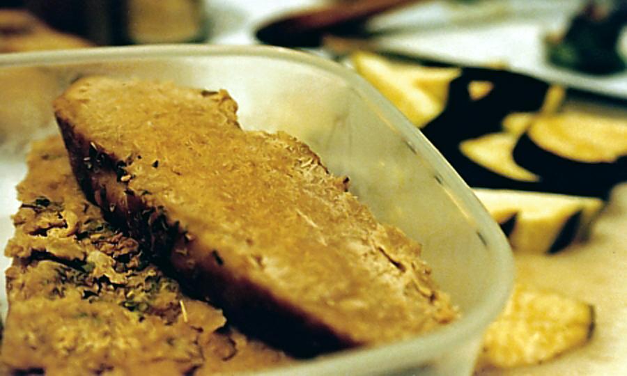 Zwei Stücke Seitan (Weizengluten) in einer Plastikbox. Zwei Stücke Seitan (Weizengluten) in einer Plastikbox.