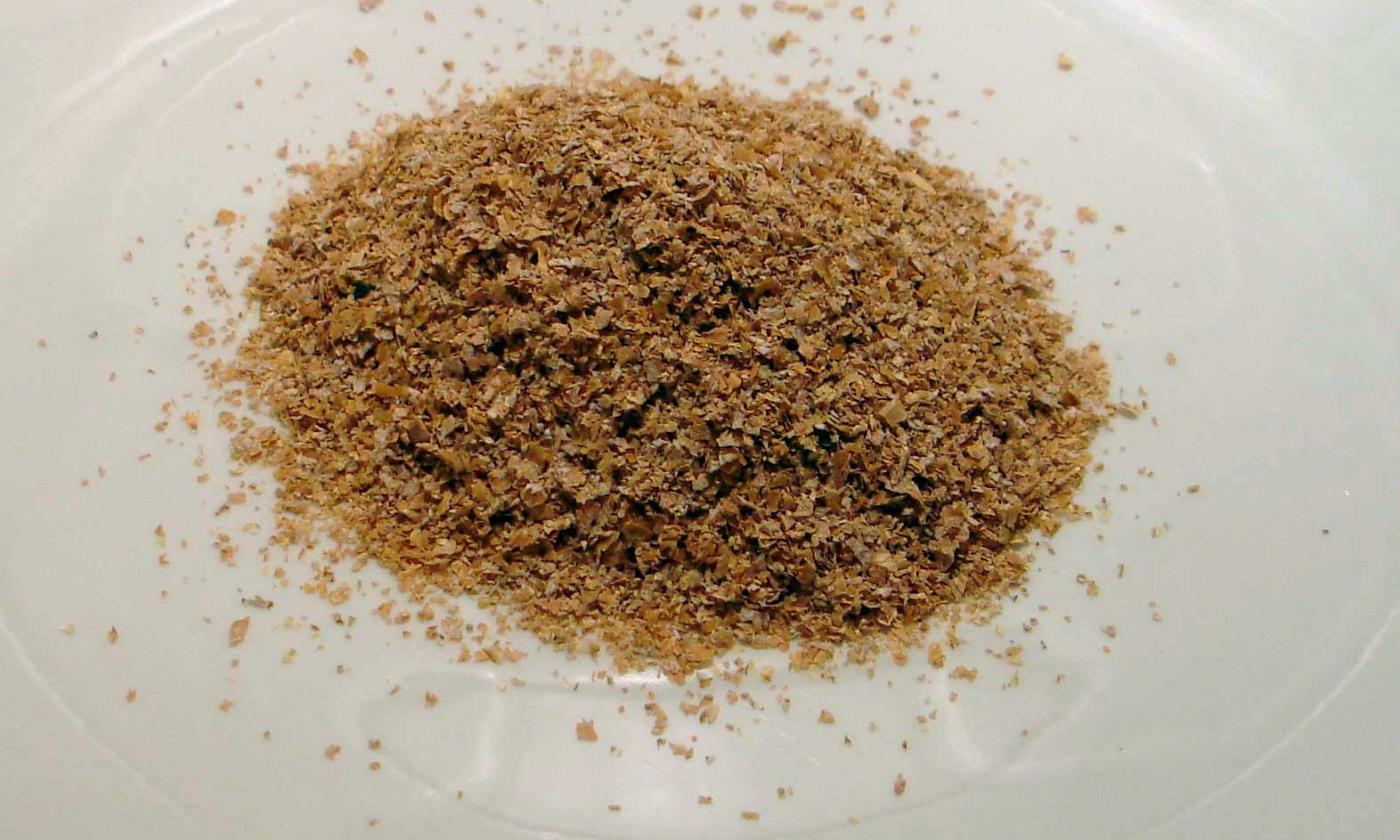 Сырые пшеничные отруби собранные в кучку. Сырые пшеничные отруби собранные в кучку.