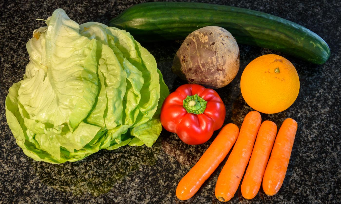 Bereitstellung der Zutaten für den "Bunten Smoothie mit Rote Bete und Orange" - ohne Küchengeräte.