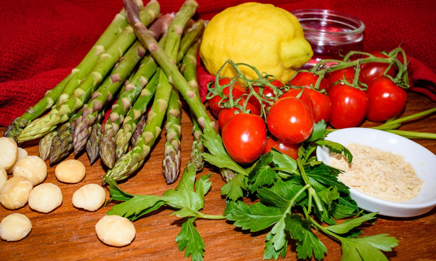 Ingredientes para la «Crema de espárragos con tomates cherry y perejil», con espárragos verdes.