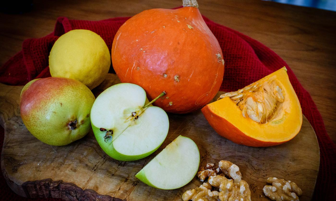 Rohköstlicher Kürbis-Salat mit Apfel, Birne und Walnüssen | Stiftung G+E