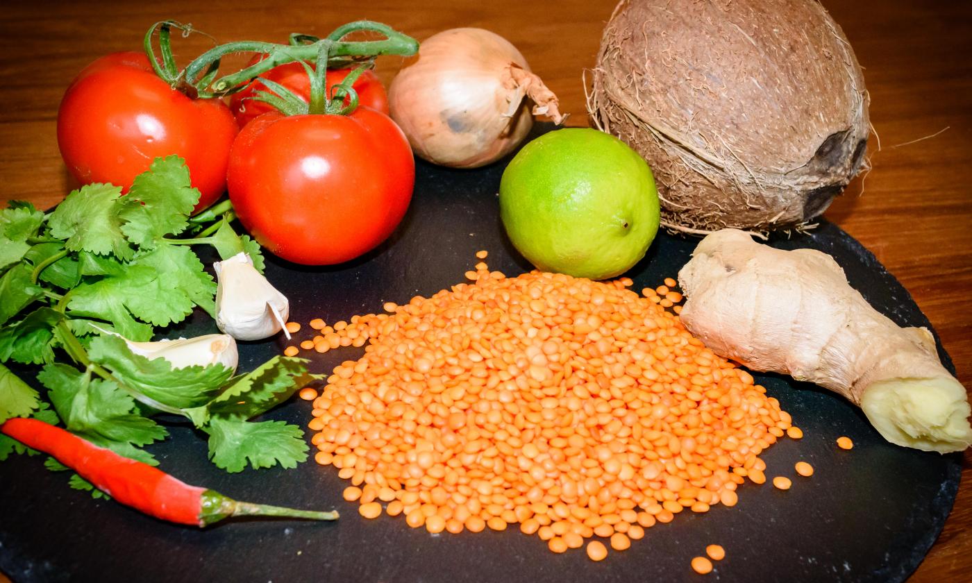 Muestra de los ingredientes para las «Lentejas rojas con tomate, jengibre y chile».