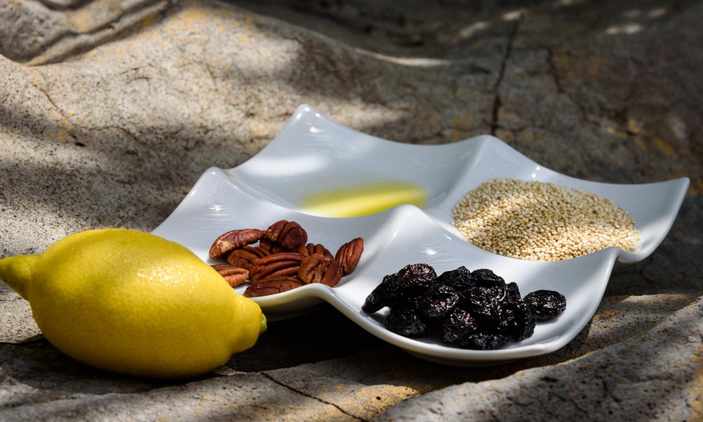 Zutaten für den "Quinoa-Kirschsalat mit Nüssen" aus "Vegan for Her", von Virginia Messina, Seite 317