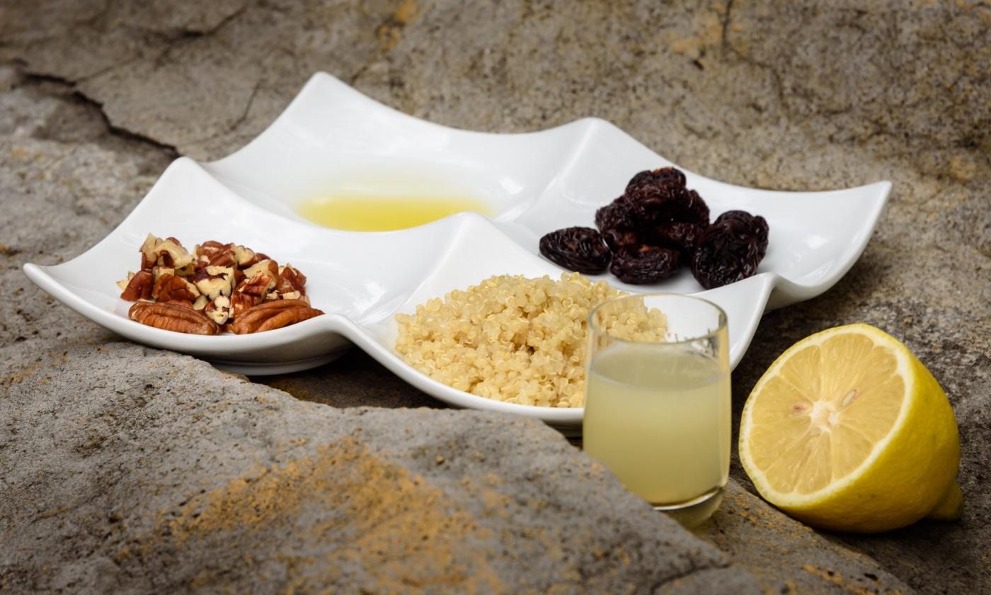 Vorbereitete Zutaten für den "Quinoa-Kirschsalat mit Nüssen" aus "Vegan for Her", von Virginia Messina, Seite 317