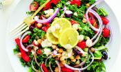 Rezeptbild "Griechischer Grünkohl-Salat" aus "Vegan. Einfach. Lecker." von Dana Shultz, Seite 95