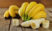 Bananen - Musa acuminata Colla: vorne geschälte Banane und Bananenstücke, hinten "Bananenhand".