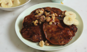 Imagen «Tortitas de plátano y nueces con semillas de lino», del libro «Vegans Go Nuts», página 60