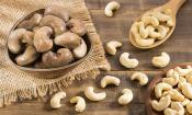 Cashewnuss, trocken, ungesalzen - Anacardium occidentale, ungeschält in Schale, geschält daneben.