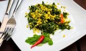Fertig zubereitetes "Indisches Moringablätter-Curry mit Moong Dal und Kreuzkümmel" auf Teller.