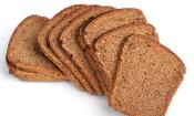 Toast gibt es auch als dunkles Weizenbrot. Einzelne Scheiben vor dem Toasten.