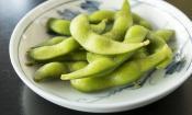 Edamame, fertig zubereitete Sojabohnen nach japanischer Art als Vorspeise, noch ungeschält.