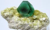 Tiefgrüner Fluorit-Kristall von Namibia.
