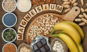 12 viel Magnesium (Mg) enthaltende Naturprodukte verteilt auf Tisch.