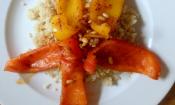 Fertig zubereitete "Geschmorte Paprika mit Pinienkernen und Quinoa", angerichtet auf einem Teller
