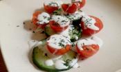 Rohvegane Knoblauchsauce auf Tomaten-Gurkensalat, garniert mit Dill