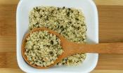 Hanfsamen, geschält, roh - Cannabis sativa - in weisser Porzellanschale mit Holzlöffel.