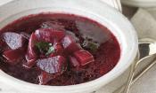 Rezeptbild "Kräftige Rote-Bete-Suppe" aus "Straight from the Earth", von Goodman, Seite 84