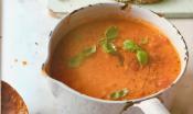 Rezeptbild "Indische Tomatensuppe" aus "Bosh! super fresh - super vegan", Seite 87.