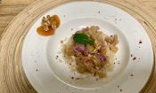 Foto vom angerichteten "Zucchini-Reis mit Aprikose und Walnuss" auf einem Teller.