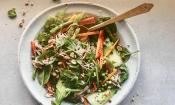 Rezeptbild "Satay-Salat" aus "Bosh! super fresh - super vegan", Seite 100.