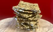 Imagen de las "galletas de semillas multigrano" terminadas en un posavasos de madera.