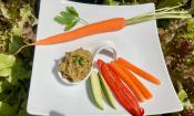 Rezeptbild "Erb-Mischung Daikon-Kimchi", angerichtet mit Gemüsesticks zum Dippen.
