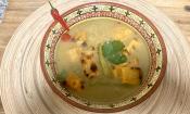 Bild angerichtete "scharfe asiatische Suppe mit Zitronengras und Kokosmilch".
