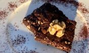 Foto der angerichteten "veganen mehl- und ölfreien Brownies mit Mandelmus und Walnuss".