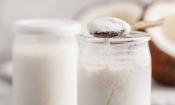 Yogur de coco casero de leche de coco, almidón de raíz de flecha o goma de garrofín y fermento.