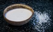 Leche de coco en una cáscara de coco: la leche de coco tiene un porcentaje de grasas naturales elevado y se puede preparar en casa fácilmente.