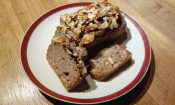 «Pastel de plátano, nueces y canela sin aceites ni azúcares» en el molde antes del horneado.