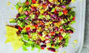 Rezeptbild "Mexikanischer Quinoa-Salat" aus dem Buch "Vegan für die Familie" von Jérôme Eckmeier
