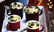 Rezeptbild "Pastinaken-Vanille-Suppe" aus "Vegan Christmas" von Gaz Oakley, S. 31