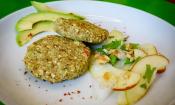 Fertige "Roh-vegane Avocado-Mandel-Patties mit Haferflocken und Rettichsalat mit Apfel".