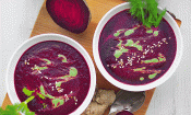 Rezeptbild "Fruchtige Rote-Bete-Fenchel-Cremesuppe" aus "Rohgenuss" von Michaela Russmann, Seite 76