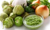 Salsa verde (receta separada) con los ingredientes de esta salsa verde mexicana.